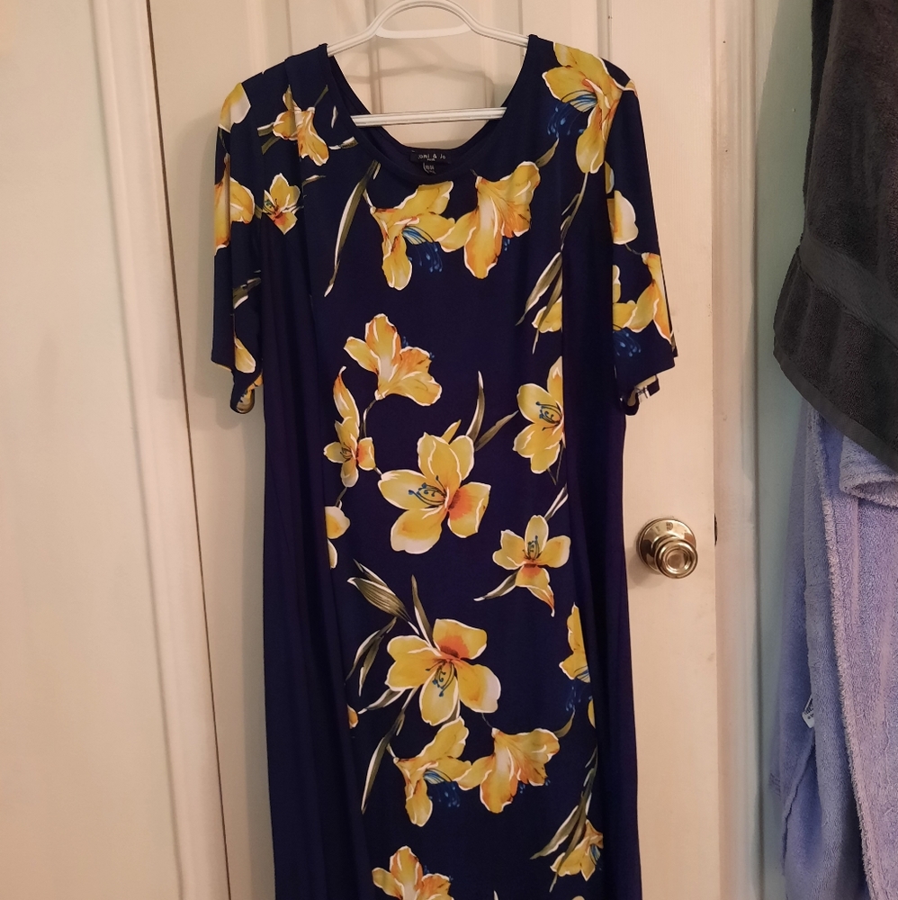 Sami & Jo Navy dress with yellow flowers. Size 22/24
